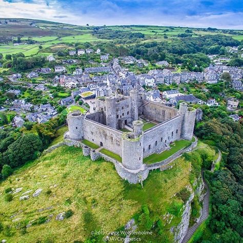 Mighty Harlech Castle overlooking the coast & mountains of Snowdonia National Park. Image by @greggwolstenholme Harlech Castle, Welsh Castles, British Castles, Medieval England, Visit Wales, Snowdonia National Park, Medieval Fortress, Interesting Buildings, Castle Designs