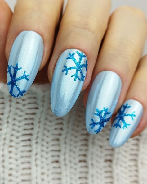 Shine like ice with these blue chrome nails featuring delicate snowflakes! These winter nail designs will give you that frosty look you’ve been searching for. Get inspired by these stunning winter nail ideas and winter nail inspo. Find your next winter nail art on the blog, including these light blue nails with glitter snowflakes for winter. Blue Chrome Snowflake Nails, Ice Blue Christmas Nails, Ice Blue Nail Designs, Winter Nails Blue Snowflakes, Light Blue Nails With Glitter, January Nails Blue, Blue Snow Nails, Winter Nails With Snowflakes, Chrome Winter Nails