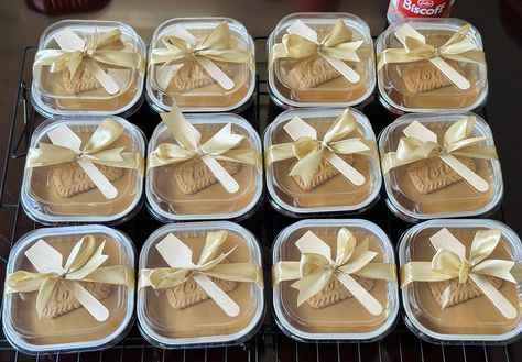 Baked Lotus Biscoff Cheesecake Lotus Biscoff Cupcakes, Mini Cakes In Foil Pan, Lotus Biscoff Cheesecake, Biscoff Cupcakes, Brownie Pudding, Cupcake Cups, Biscoff Cheesecake, Mini Cake Pans, Cheesecake Cups