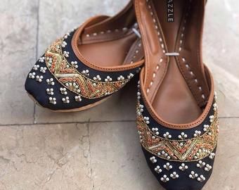 Indian wedding heels | Etsy IN Jutti Design, Indian Jutti, Pakistani Shoes, Indian Sandals, Jutti Flats, Indian Shoes, Punjabi Jutti, Girly Shoes, Wedding Bridal Jewellery