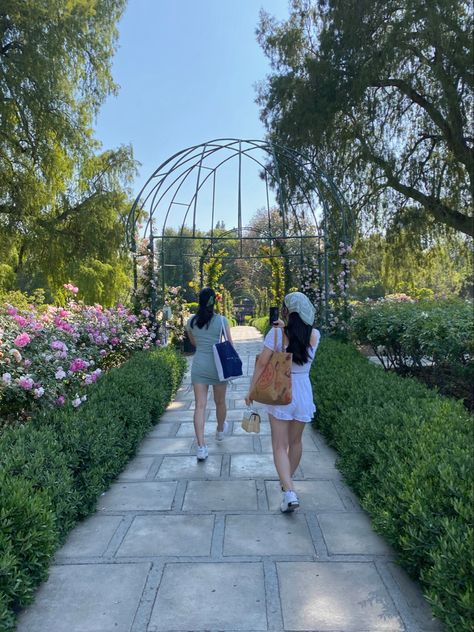 Huntington Library Outfit, Garden Picnic Aesthetic Friends, Huntington Gardens Photoshoot, Rose Garden Pictures Poses, Botanical Garden Date Aesthetic, Huntington Library Photoshoot, Garden Photo Ideas Instagram, Arboretum Aesthetic, Garden Photoshoot Aesthetic