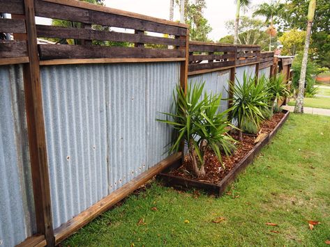 Gard Modern, Corrugated Metal Fence, Metal Fence Panels, Privacy Wall, Patio Privacy, Privacy Fence Designs, Upcycle Garden, Diy Fence, Front Yard Fence