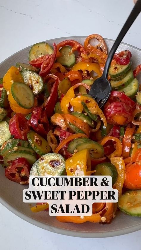 Sweet Pepper Salad, Salad Jars, Pepper Salad, Everything Bagel Seasoning, Fresh Salad Recipes, Bagel Seasoning, Sweet Pepper, Ginger Dressing, Viral On Tiktok