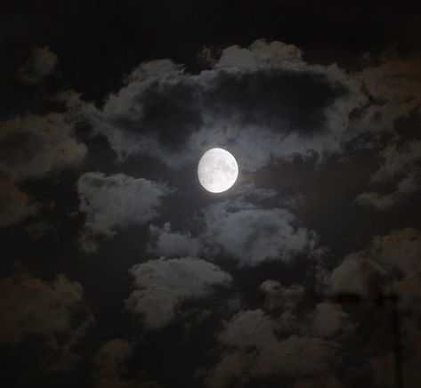 Cala Galdana, Passing Clouds, Waxing Gibbous Moon, Canon Eos 1300d, Gibbous Moon, Moonlit Sky, Moon Clouds, Telescopes, Menorca