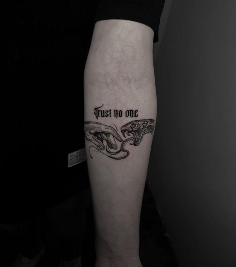 Dövme Tasarımları Erkek, No Love Tattoo, Trust No One Tattoo, Tattoo Above Knee, Arm Tattoo Men, Estilo Chola, One Tattoo, Gangsta Tattoos, Band Tattoo Designs