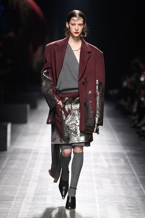 Etro Fall 2024 Ready-to-Wear Runway, Fashion Show & Collection Review [PHOTOS] Layered Winter Outfits, Fashion Trend Forecast, Burgundy Fashion, Look Expensive, Jeans Look, Zara Outfit, Fall Sweater, Runway Trends, T Shirt And Jeans