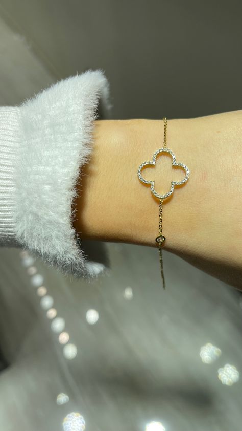 Van cleef model bracelet ✨ Carol Core, Van Clef, Bracelet With Diamonds, Jewelry Lookbook, Van Cleef, Beautiful Bracelet, Luxury Jewelry, Delicate Bracelet, Diamond Bracelet