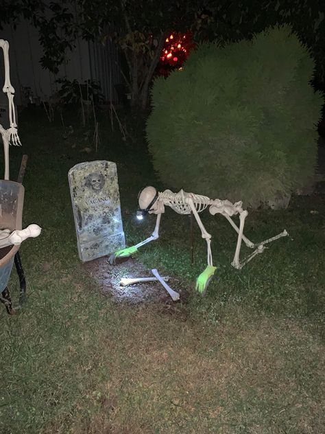 Cute Skeleton Halloween Decor, Skeleton Poses Halloween Outdoor, Skeleton Setup Ideas, Full Size Skeleton Ideas, Life Size Skeleton Ideas, Funny Halloween Decorations Yard, 5 Foot Skeleton Ideas, Skeleton Decorating Ideas, Skeleton Yard Ideas