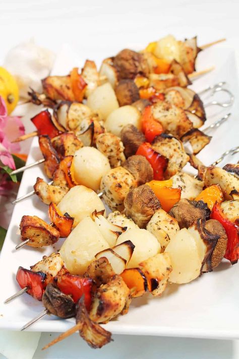 Closeup of air fryer chicken skewers over platter. Air Fryer Chicken Kabobs, Kabobs Chicken, Chicken Shish Kabobs, Easy Air Fryer Chicken, Grilled Potato Salad, Chicken Kabob Recipes, Steak Kabobs, Kabob Recipes, Air Fried Chicken