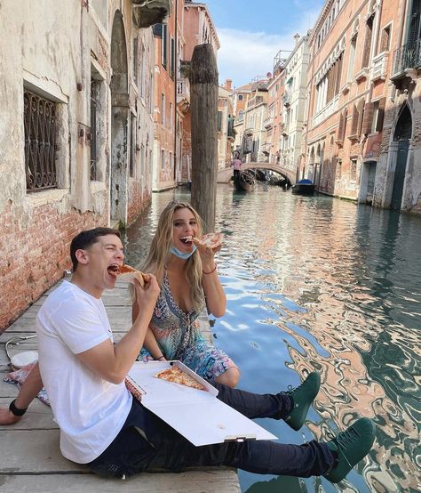 Rome Photo Ideas Couple, Couples Photo Ideas, Lele Pons, Venice Photos, Couples Holiday, Photo Prompts, Italy Pictures, Couples Vacation, Black Love Couples