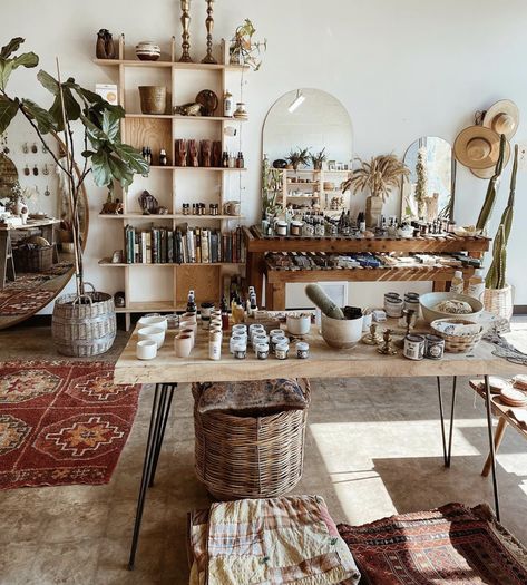 Boho Storefront Ideas, Cute Shops Interior, Boho Store Display, Earthy Home Decor Boho Style, Small Gift Shop Interiors, Store Furniture Design, Pottery Booth Display, Boho Store, Clothing Store Interior