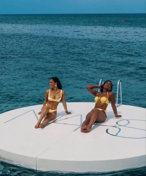 Greece Aesthetics Black Woman, Besties Vacation Pictures, Bestie Vacation Aesthetic, Saweetie Vacation, Travel Influencer Aesthetic, Miami Girl Aesthetic, Bestie Vacation Pics, Influencer Trip, Black Woman Travel