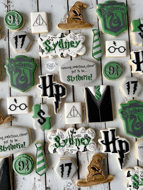 Slytherin Cookies Decorated, Harry Potter Sugar Cookies Decorated, Slytherin Cookies, Harry Potter Cookies Decorated, Harry Potter Sugar Cookies, Harry Potter Cookies, Harry Potter Desserts, Harry Potter Snacks, Harry Potter Cupcakes