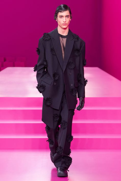 Valentino Fall 2022 Ready-to-Wear
https://www.vogue.com/fashion-shows/fall-2022-ready-to-wear/valentino/slideshow/collection#68 Valentino Fall 2022, Valentino Suit, Menswear Runway, Valentino Men, Fall 2022, Fashion Show Collection, Looks Vintage, White Fashion, Runway Fashion