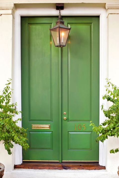 Kelly Green Doors.. Yes please! Country Front Door, Green Front Door, Traditional Front Doors, Green Front Doors, Enchanted Home, Front Door Colors, Green Door, Door Color, Beautiful Doors