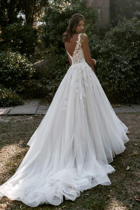 Wedding Dresses Vintage Princess, Wedding Dress Flowy, Simple Wedding Dress, Fairy Tale Wedding Dress, Pretty Wedding Dresses, Cute Wedding Dress, Dream Wedding Ideas Dresses, Pretty Prom Dresses, Brides Wedding Dress