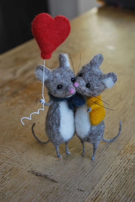 Felt Mice, Mouse Photos, Mouse Crafts, Felt Crafts Christmas, Cute Small Animals, Needle Felting Tutorials, Felt Mouse, Needle Felting Projects, Felted Animals