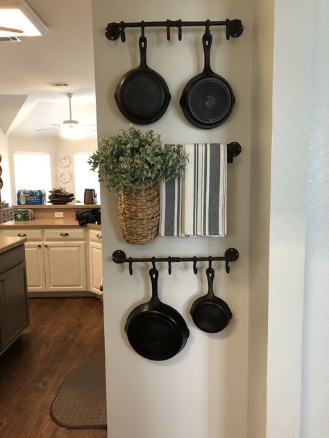 Cast Iron Skillet Decor Ideas, Cast Iron Pot Wall Display, Cast Iron Pot Rack Hanging, Cast Iron Racks Hanging Pots, Cast Iron Skillet Kitchen Display, Cast Iron Skillet Storage Wall, Cast Iron Hanging Rack, Displaying Cast Iron Skillets, Cast Iron Storage Wall