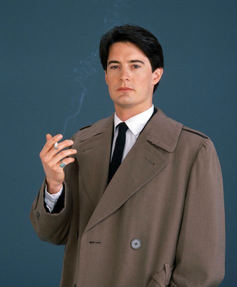 Kyle MacLachlan as 'Special Agent Dale Cooper' in Twin Peaks (1990-91, CBS) Twin Peaks Cooper, Kyle Mclachlan, Twin Peaks Tv, Agent Dale Cooper, Twin Peaks 1990, Agent Cooper, Celebrity Style Men, Dale Cooper, Kyle Maclachlan