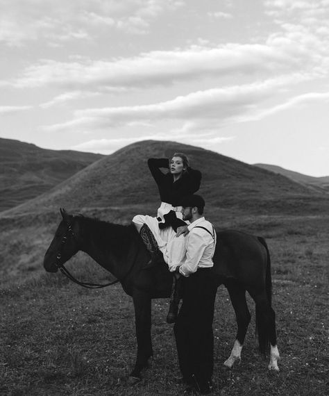 Horse Couple Aesthetic, Horse Photoshoot Ideas Couple, Horse Elopement, Horse Engagement Photos, Horses Photoshoot, Horseback Riding Aesthetic, Photoshoot With Horse, Wedding With Horses, Horse Wedding Photos