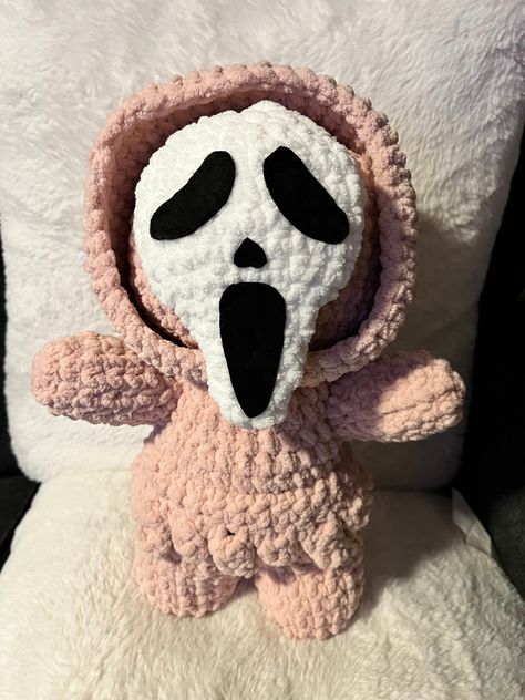 Even slashers need love and PINK! For all of you who love the slashers with faces like ghosts, and PINK, this is the plushy for you. All plushies amigurumi are handmade, unique, and perfect for the horror lovers out there. These are soft and cuddly, crafted with high quality soft blanket yarn, and stuffed at the perfect stuffy amount. Each measure approx. 10-14 inches. Note: these items do have safety eyes, so monitor young children under 3 to ensure no danger of swallowing them should they come off! Pattern by: Alejandro Leyva @nitos.crochet Fast And Easy Crochet Projects, Ghost Face Amigurumi, The Slashers, Crochet Scary Stuff, Crochet Scream Doll, Crochet Plush Pink, Crocheted Stuffed Animals, Creepy Crochet Plushies, Spindle Crafts