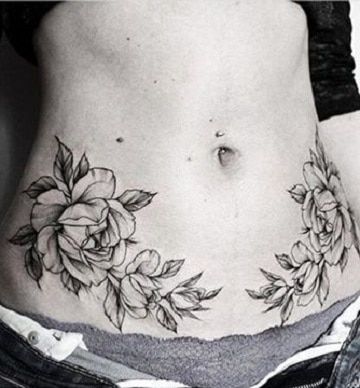 tatuajes en el vientre bajo para mujeres de rosas Female Waist Tattoo, Lower Abdomen Tattoo Women, Abdominal Tattoos Women, Tattoo On Hip Bone, Stretch Mark Tattoo, Pelvic Tattoos, Abdomen Tattoo, Tummy Tattoo, Tattoo Hip