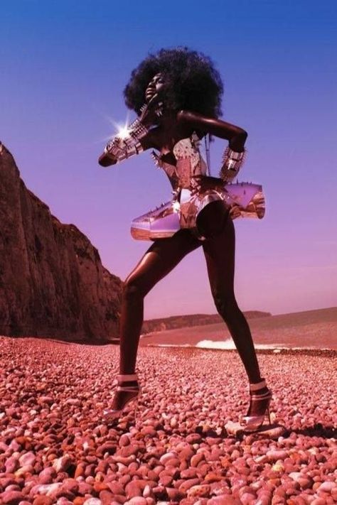 afro futurism aesthetic Strangetown Aesthetic, Surrealism Futuristic, Space Fashion Futuristic, Desert Grunge, Afrofuturism Fashion, Neon Desert, Aesthetic Portraits, Beyonce Concert, Alien Superstar