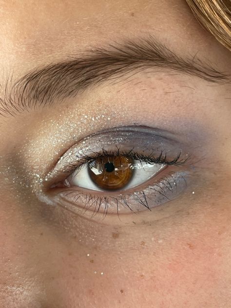 Make Up Silver Eyes, Summer Makeup Looks For Blue Eyes, Prom Makeup Looks Silver, Silver Blue Eyeshadow, Natural Makeup Silver, White Shimmer Eyeshadow, Nyx Jumbo Stick, Elf Glitter Eyeshadow, White Mascara Looks