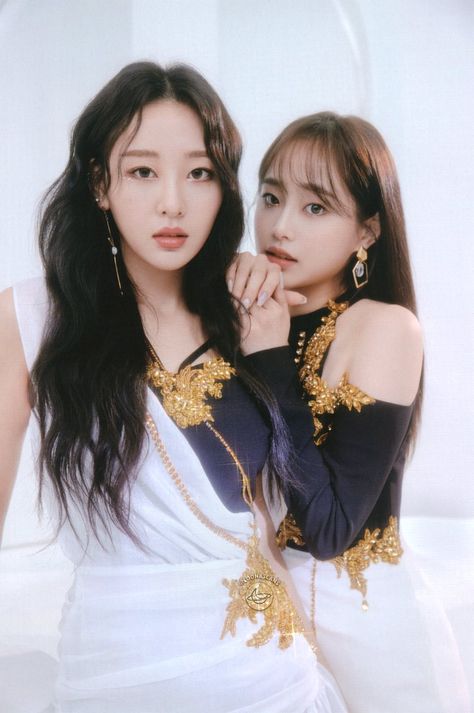 Chuu And Yves, Loona Scans, Chuu Loona, Odd Eyes, Olivia Hye, Art Model, Kpop Girl Groups, Gradient Color, Pop Group