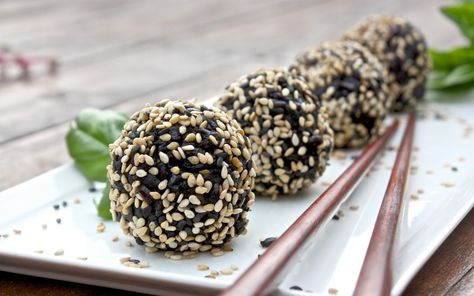 These black rice balls are nutty, slightly smoky, and deliciously umami. Soba Recipe, Sesame Recipes, Sesame Rice, Sesame Seeds Recipes, Unripe Banana, Sesame Cookies, Spicy Peanut Sauce, Vegetarian Sides, Black Sesame Seeds