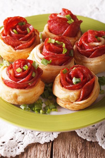 Using my recipe for puff pastry, pizza or biscuit dough, you can make these beautiful rosettes for appetizers. Roll them with pepperoni or salami. Puff Pastry Roses, Warm Snacks, Pizza Roses, Bridgerton Party, Pastry Pizza, Salami And Cheese, Party Bites, Ladies Tea, Biscuit Dough