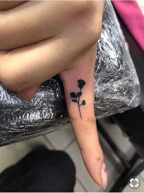 Rose Small Tattoo, Small Tattoo Finger, Rose Finger Tattoo, Tattoo Sonne, Wedding Ring Ideas, Tattoo Finger, Small Tattoo Ideas, Foot Tattoo, Ring Ideas