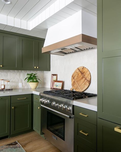 Showalter Construction Inc. on Instagram: “Balboa Peninsula Project: Green with envy. This kitchen color is incredible.  Designer: @brookewagnerdesign Architect: @guiderodesign…” New Traditional Kitchen, Green Kitchen Cabinet, Tile Baseboard, Green Cabinet, Baseboard Trim, Traditional Kitchens, Kitchen Cabinet Ideas, White Calcite, Tile Brick