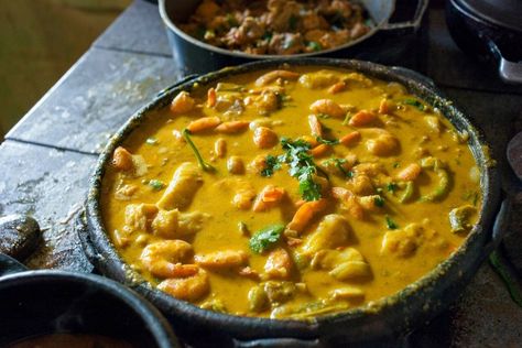 Moqueca Baiana de Peixe e Camarão Moqueca Recipe, How To Make Shrimp, Brazilian Dishes, Food Tourism, African Cooking, Dish Warmer, Masala Chai, Vegetarian Options, Full Meal Recipes