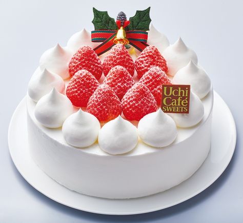 This contemporary yet classic strawberry shortcake from convenience store chain Lawson costs 2,980 to 4,600 yen (US$27-$46), depending on the size. Japanese Christmas Cake, Summer Xmas, Strawberry Christmas, Layer Cheesecake, Gastro Obscura, Green Tea Cake, Vanilla Mousse, Japanese Christmas, Buttercream Flower