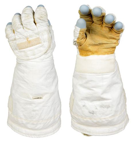 Astronaut Kathryn Sullivan wore this glove on the STS 41-G mission in 1984 when she became the first U.S. woman to perform a spacewalk. Astronaut Gloves, Astronaut Fashion, Space Suits, Music Visualization, Hd Nature Wallpapers, Space Girl, Space Suit, Life Photo, Funky Art