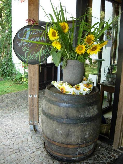 25 DIY Gallon Whiskey Ideas for Garden Projects - 188 Whiskey Barrel Front Porch Decor, Primitive Outdoor Decorating, Thanksgiving Yard Decorations, Diy Upcycling Projects, Whiskey Barrel Decor, Primitive Porch, Rustic Barn Wedding Decorations, Senior Party, Summer Front Porch Decor