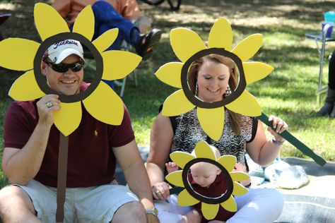 Sunflower Party Ideas, Sunflower Picture Frame, Sunflower Birthday Party, Sunshine Birthday Theme, Sunflower Birthday Parties, Face Frames, Party Pic, Sunflower Birthday, Sunshine Birthday Parties