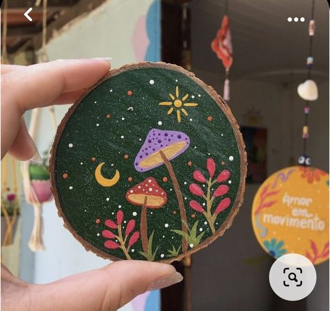 Drawing On Wood Slice, Things To Paint On Wood Slices, Painted Wood Discs, Hand Painted Wood Slices, Wood Slice Art Paint, Wood Slice Painting Ideas, Wooden Slice Painting, Popular Ornaments, Wood Painting Ideas