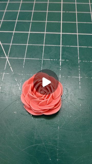 Flower Cake Fondant, Easy Fondant Flowers Tutorial, Fondant Rose Tutorial, Rose Cake Topper, Easy Fondant, Fondant Tips, Fondant Flower Tutorial, Decorated Cupcakes, Fondant Rose