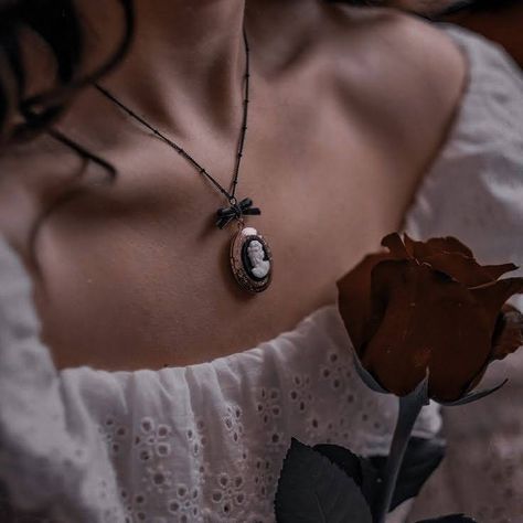 Coquette Faceless, Coquette Pic, Faceless Girl, Royalty Core, Stile Harry Potter, Royal Core, Fairytale Aesthetic, Medieval Aesthetic, Dark Princess