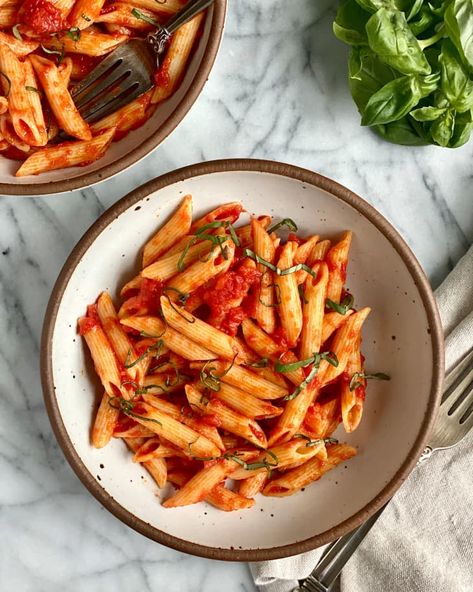 Quick Pasta Dinner, Penne Pomodoro, Sauce Photography, Penne Pasta Recipe, Parmesan Chicken Tenders, Smothered Pork Chops Recipe, Quick Pasta, Simple Vinaigrette, Pantry Ingredients