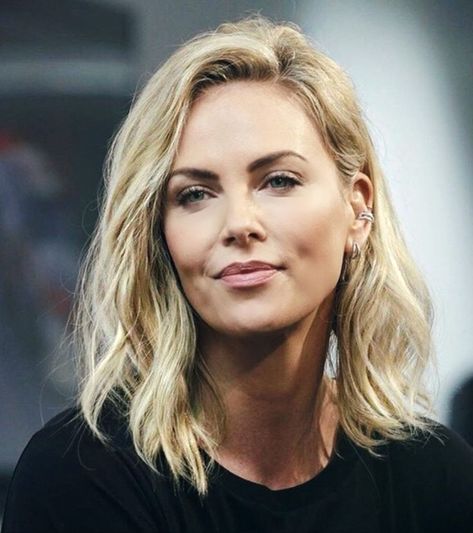 Charlize Theron Short Hair, Charlize Theron Hair, Charlize Theron Style, Mtv Movie Awards, Charlize Theron, Black Ops, Long Bob, Hair Dos, Us Army