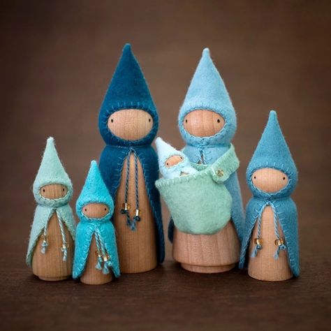 Peg Doll Clothing Patterns, Diy Fairy Peg Dolls, Peg People Ideas, Peg Dolls Ideas, Peg Doll Felt Clothes Pattern, Peg Doll Fairy, Clothes Peg Fairies, Peg Dolls Christmas, Dolls Handmade Diy