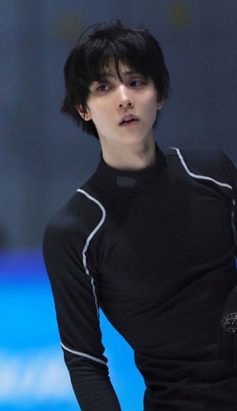 Image Dbz, Body Reference Poses, Skating Outfits, Human Poses, Ex Machina, Take A Walk, Hanyu Yuzuru, Too Cool For School, Pose Reference Photo