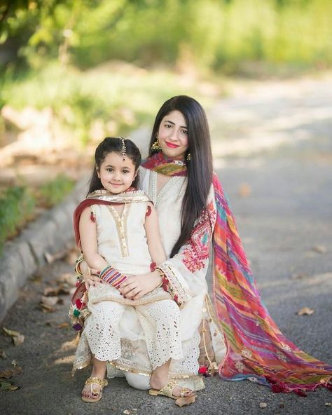 Pakistani Kids Dresses, Kurti Ideas, Mommy Daughter Dresses, Mom Daughter Matching Dresses, Cultural Clothes, Mom And Baby Dresses, Daughter Fashion, Girl Frock, Mother Daughter Photoshoot