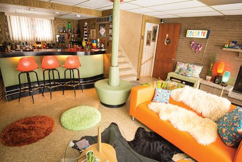 Mid-Century Marvel: The Atomic House | Pittsburgh Magazine Mid Century Living Room 1950s, Mid Century Basement, Living Room 70s, Room Aesthetic Dark, Retro Basement, 70s Living Room, Vintage Living Room Decor, Atomic Decor, 70s Interior