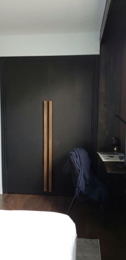 Take your bedroom or closet door to a whole new level of modern with this simple and budget friendly hack. Modern Black Closet Doors, Short Closet Door, Bedroom Door Transformation, Peel And Stick Wallpaper On Closet Door, Chic Closet Doors, Organic Modern Closet Door, Basement Closet Door Ideas, Contemporary Closet Doors, Modern Bedroom Closet Doors