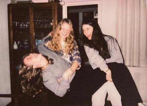 #friends #polaroid #funny #happy Funny Polaroid Pictures, Polaroid Pictures Friends, Old Polaroid Pictures, Dr Pictures, Friends Polaroid, Blue Banisters, Three Best Friends, Female Friendship, Best Friends Shoot