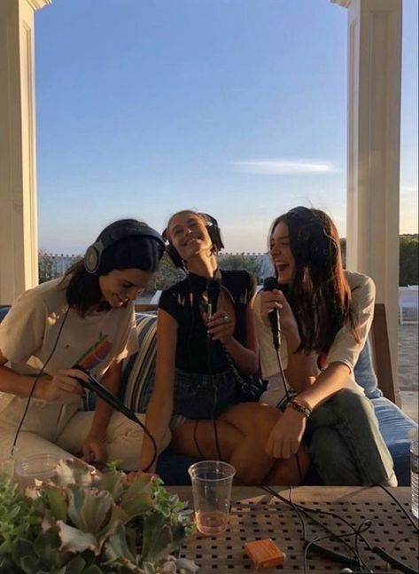 Charlotte Lawrence, Lily Chee, Beach Model, California Outfits, Mia 3, Kaia Gerber, Gal Pal, Friend Goals, Teenage Years